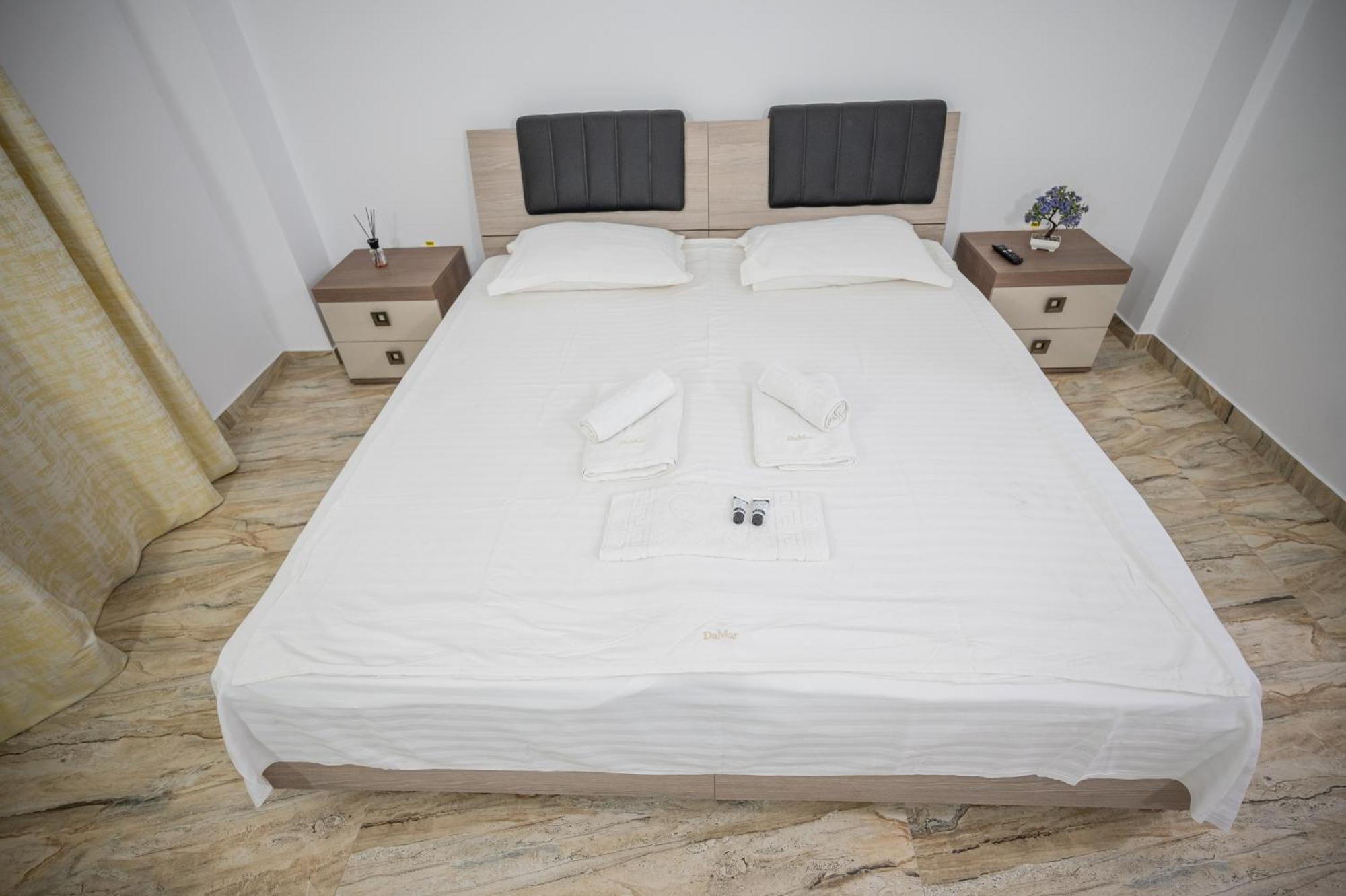 Hotel Damar Костинещи Екстериор снимка