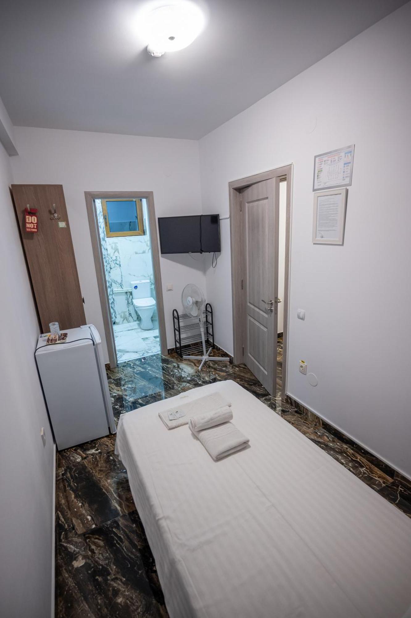 Hotel Damar Костинещи Екстериор снимка