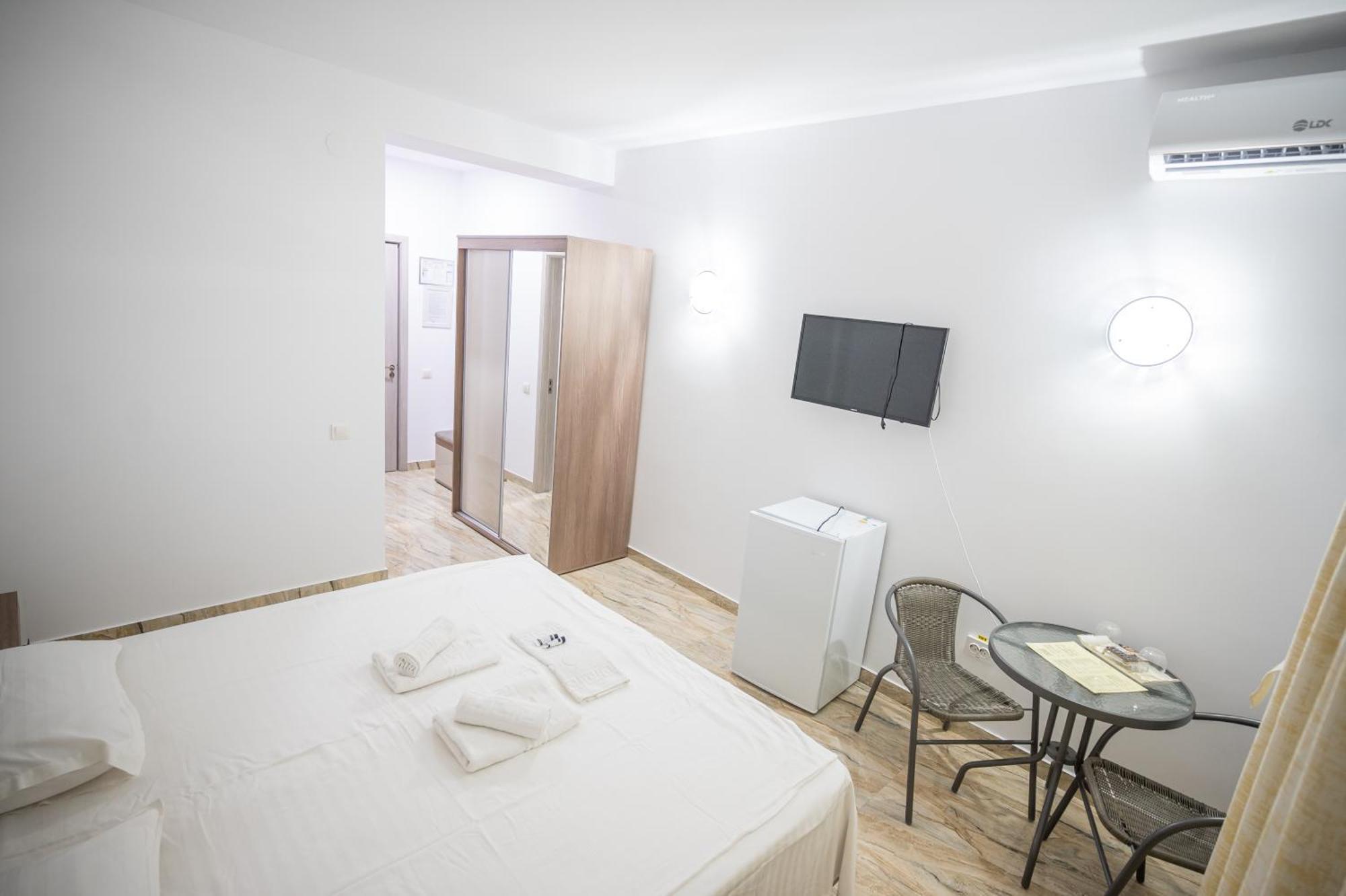 Hotel Damar Костинещи Екстериор снимка